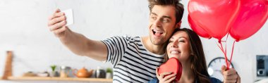 Sevgililer gününde selfie çeken mutlu adam ve kadın, afiş