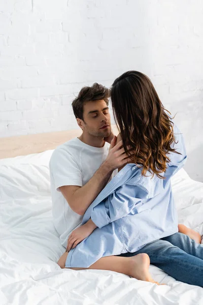 Homem Abraçando Mulher Sedutora Camisa Azul Quarto — Fotografia de Stock