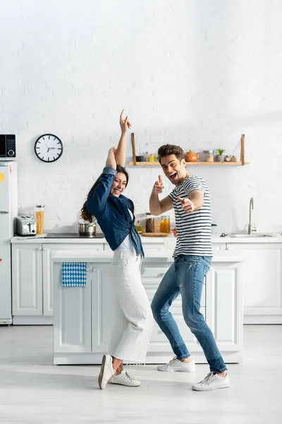 Comprimento Total Casal Animado Dançando Cozinha Moderna — Fotografia de Stock