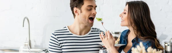 Lycklig Kvinna Håller Tallrik Och Utfodring Pojkvän Med Sallad Banner — Stockfoto