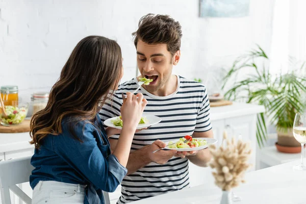 Mujer Sosteniendo Plato Alimentando Novio Con Lechuga —  Fotos de Stock