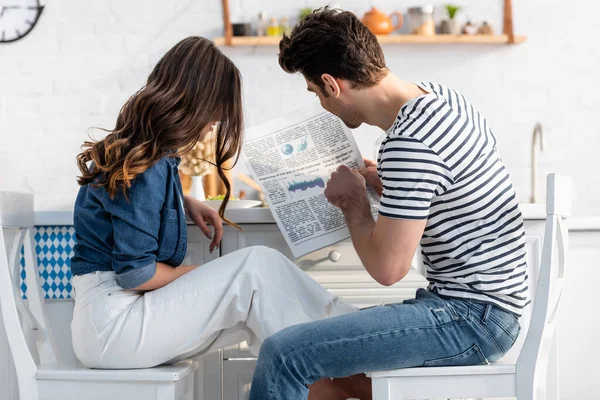 Hombre Mujer Sentados Sillas Leyendo Periódico — Foto de Stock