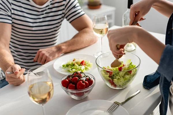 Vista Recortada Mujer Sirviendo Ensalada Cerca Del Hombre —  Fotos de Stock