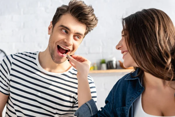 Mulher Feliz Alimentando Homem Com Tomate Cereja — Fotografia de Stock