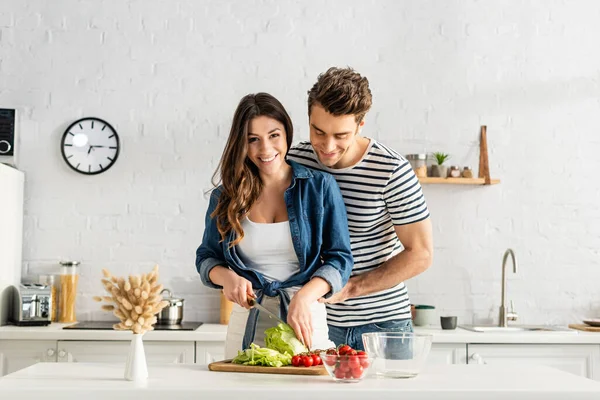 Couple Joyeux Préparer Salade Dans Cuisine Moderne — Photo