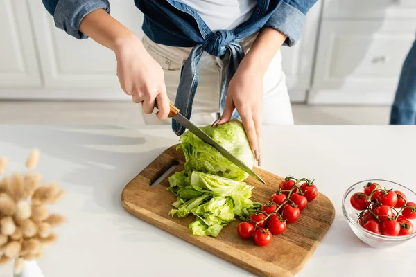 Abgeschnittene Ansicht Einer Frau Die Salat Auf Schneidebrett Schneidet — Stockfoto