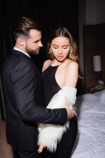 Homem Terno Tirando Casaco Fofo Namorada Elegante Hotel Durante Noite — Fotografia de Stock