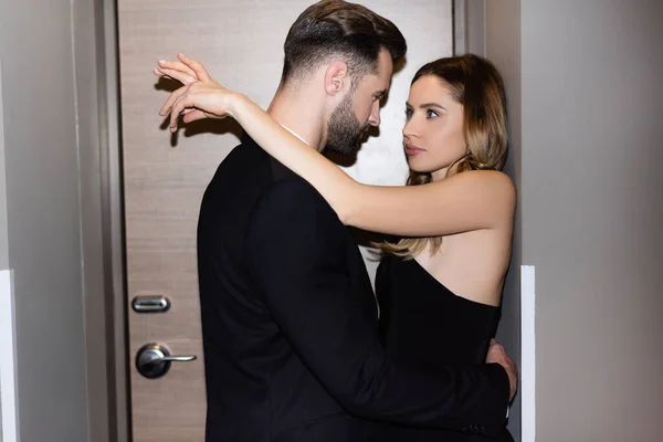 Hombre Desgaste Formal Abrazando Novia Seductora Vestido Habitación Hotel — Foto de Stock