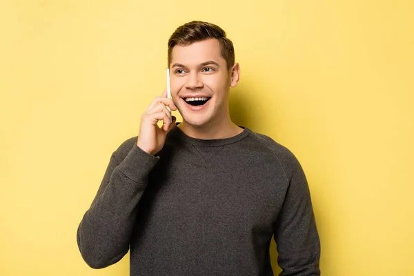 Cheerful Man Talking Smartphone Yellow Background — Stock Photo, Image