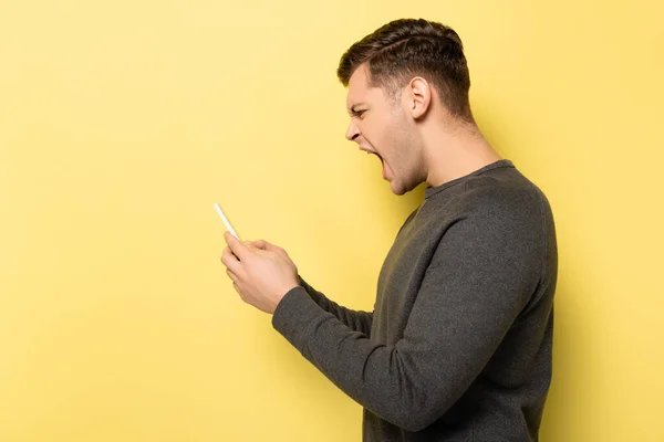 Zijaanzicht Van Schreeuwende Man Met Behulp Van Mobiele Telefoon Gele — Stockfoto