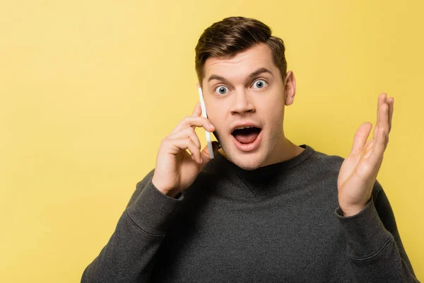 Hombre Emocionado Mirando Cámara Mientras Habla Teléfono Inteligente Sobre Fondo —  Fotos de Stock