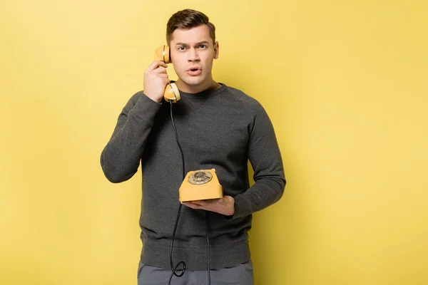 Homem Pulôver Cinza Falando Telefone Vintage Fundo Amarelo — Fotografia de Stock