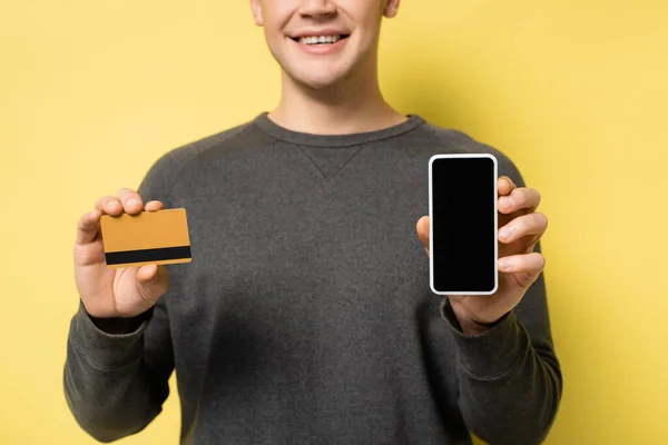 Redusert Syn Smarttelefon Med Tomt Skjerm Kredittkort Hendene Smilende Mann – stockfoto