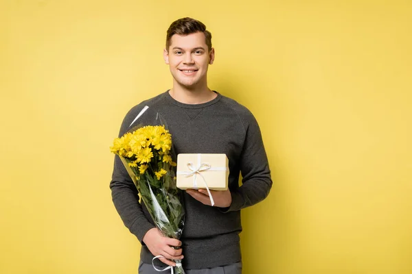 Smiling Man Holding Present Bouquet Yellow Background — Stock Photo, Image