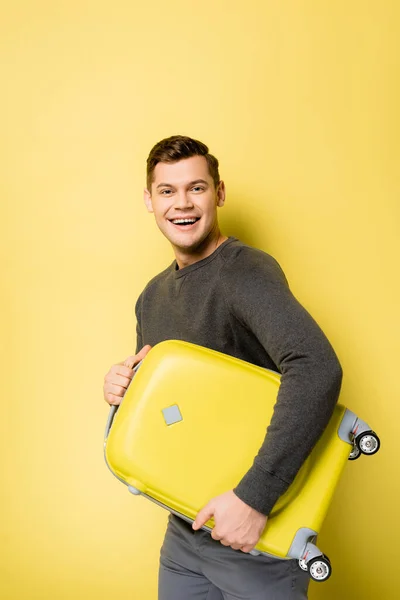 Hombre Alegre Jersey Gris Que Sostiene Maleta Sobre Fondo Amarillo — Foto de Stock