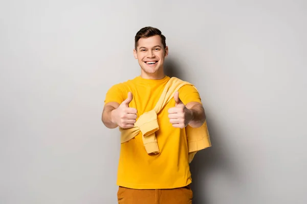 Hombre Sonriente Mostrando Pulgares Hacia Arriba Sobre Fondo Gris — Foto de Stock