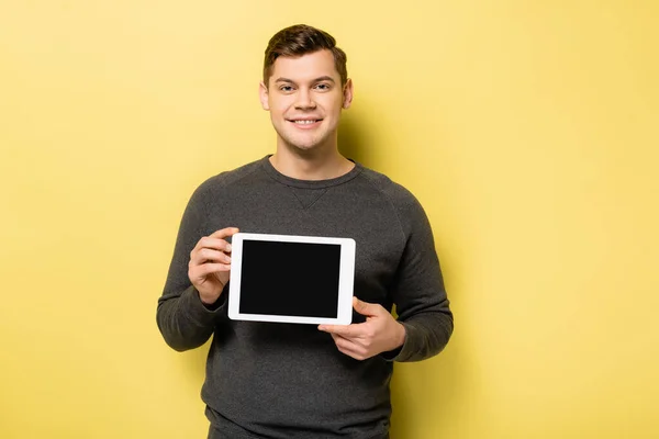 Homme Souriant Tenant Tablette Numérique Avec Écran Blanc Sur Fond — Photo