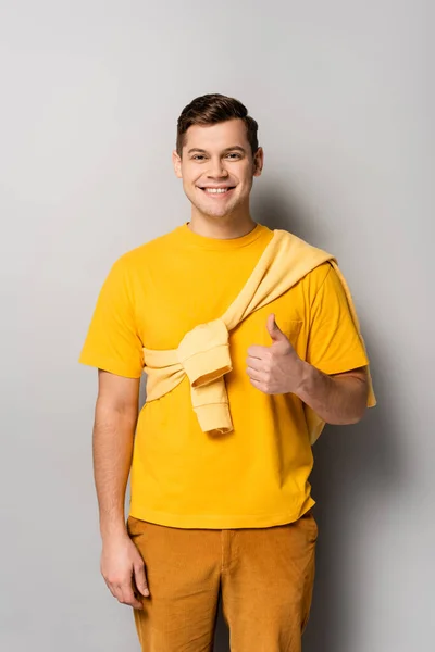 Hombre Alegre Mostrando Como Mientras Mira Cámara Fondo Gris —  Fotos de Stock