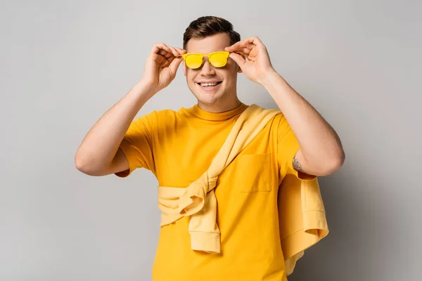 Homem Feliz Roupas Amarelas Óculos Sol Fundo Cinza — Fotografia de Stock