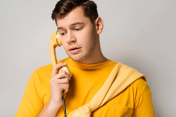 Hombre Molesto Hablando Por Teléfono Vintage Sobre Fondo Gris — Foto de Stock