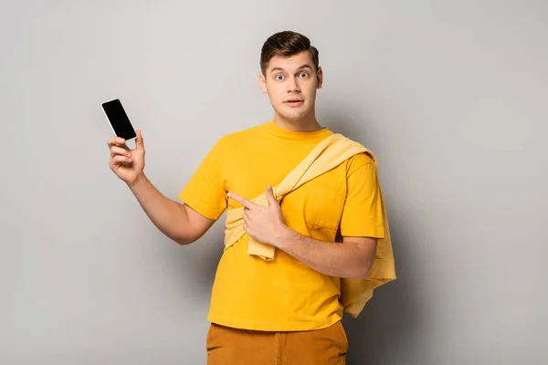 Opgewonden Man Wijzend Met Vinger Naar Mobiele Telefoon Met Leeg — Stockfoto