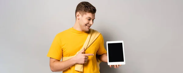 Hombre Sonriendo Mientras Apunta Tableta Digital Con Pantalla Blanco Sobre — Foto de Stock