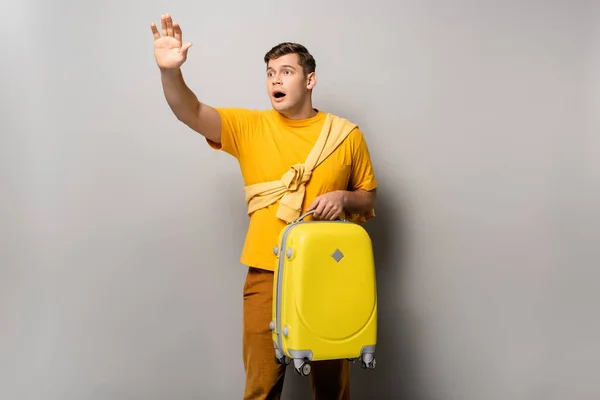 Worried Traveler Suitcase Waving Hand Grey Background — Stock Photo, Image