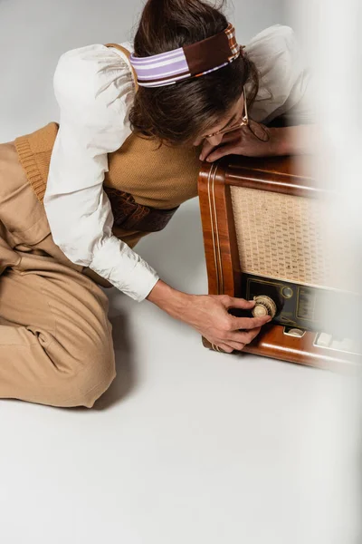 Жінка Обкладинці Ретро Одязі Регулює Старовинний Радіоприймач Сірому — стокове фото