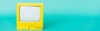 Turkuaz arka planda parlak sarı retro TV seti, afiş