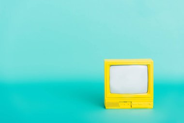 Kopya alanı ile turkuaz arkaplanda sarı vintage televizyon