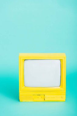 Turkuaz arka planda parlak sarı retro TV
