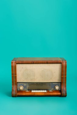 Kopya alanı ile turkuaz arkaplan üzerine ahşap radyo