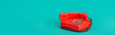 Fotokopi alanı ve pankartıyla turkuaz arka planda retro sabit telefon