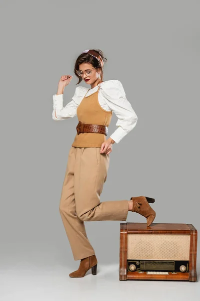 Full Length View Young Woman Vintage Clothes Dancing Vintage Radio — Stock Photo, Image