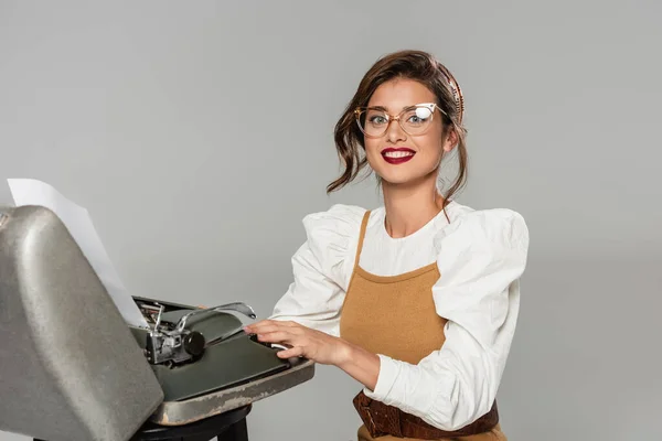 Secretário Alegre Digitando Máquina Escrever Retro Sorrindo Para Câmera Isolada — Fotografia de Stock