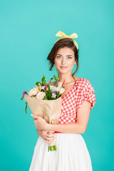 Feliz Pin Mujer Sonriendo Cámara Mientras Sostiene Ramo Fresco Aislado —  Fotos de Stock