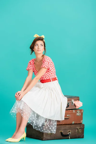Bonita Mujer Pin Sentado Maletas Vintage Mirando Hacia Otro Lado — Foto de Stock