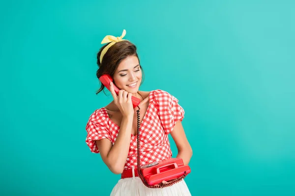 Turkuazda Izole Edilmiş Eski Bir Telefondan Konuşan Mutlu Kadın — Stok fotoğraf