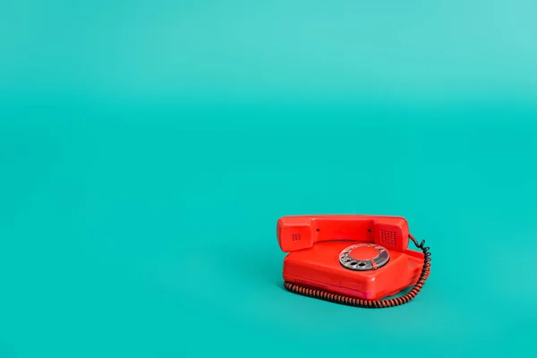 Telefone Vintage Vermelho Brilhante Fundo Turquesa Com Espaço Cópia — Fotografia de Stock