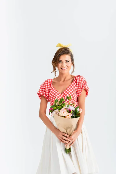 Glad Pin Kvinna Med Bukett Blommor Ler Mot Kameran Isolerad — Stockfoto