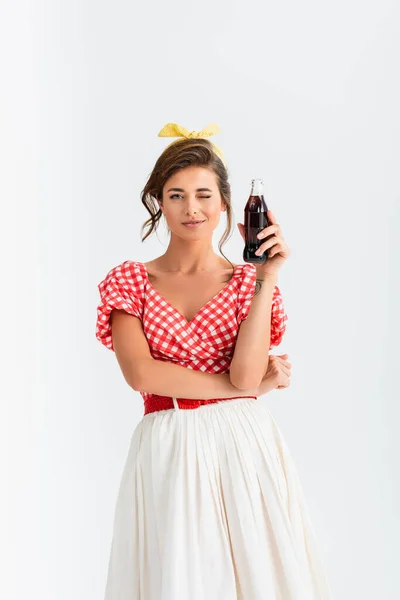 Alegre Pin Mujer Con Botella Refresco Guiño Cámara Aislado Blanco — Foto de Stock