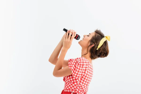 Zijaanzicht Van Stijlvolle Vrouw Retro Kleding Zingen Met Microfoon Geïsoleerd — Stockfoto