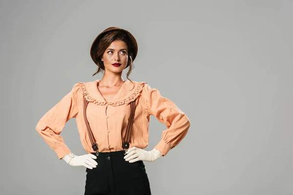 Mulher Bonita Roupas Vintage Moda Posando Com Mãos Quadris Isolados — Fotografia de Stock