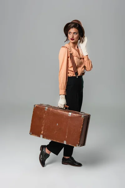 Mujer Joven Ropa Retro Caminando Con Maleta Vintage Gris — Foto de Stock