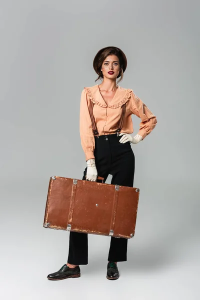 Young Woman Retro Clothes Hat Holding Vintage Suitcase While Posing — Stock Photo, Image