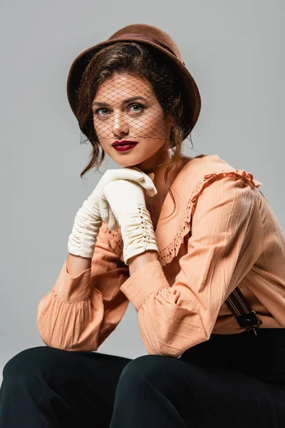 Mooie Vrouw Hoed Handschoenen Vintage Blouse Zoek Naar Camera Geïsoleerd — Stockfoto