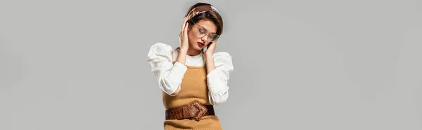 Junge Stylische Frau Justiert Stirnband Isoliert Auf Grau Banner — Stockfoto