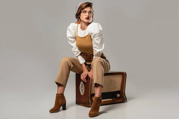 Mulher Bonita Roupas Vintage Moda Olhando Embora Enquanto Sentado Receptor — Fotografia de Stock