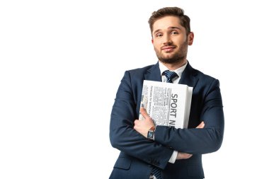 Gazeteyle gülümseyen iş adamı beyaza izole edilmiş kameraya bakıyor.