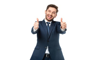 Başarılı iş adamı beyaz kameraya başparmak kaldırıyor.